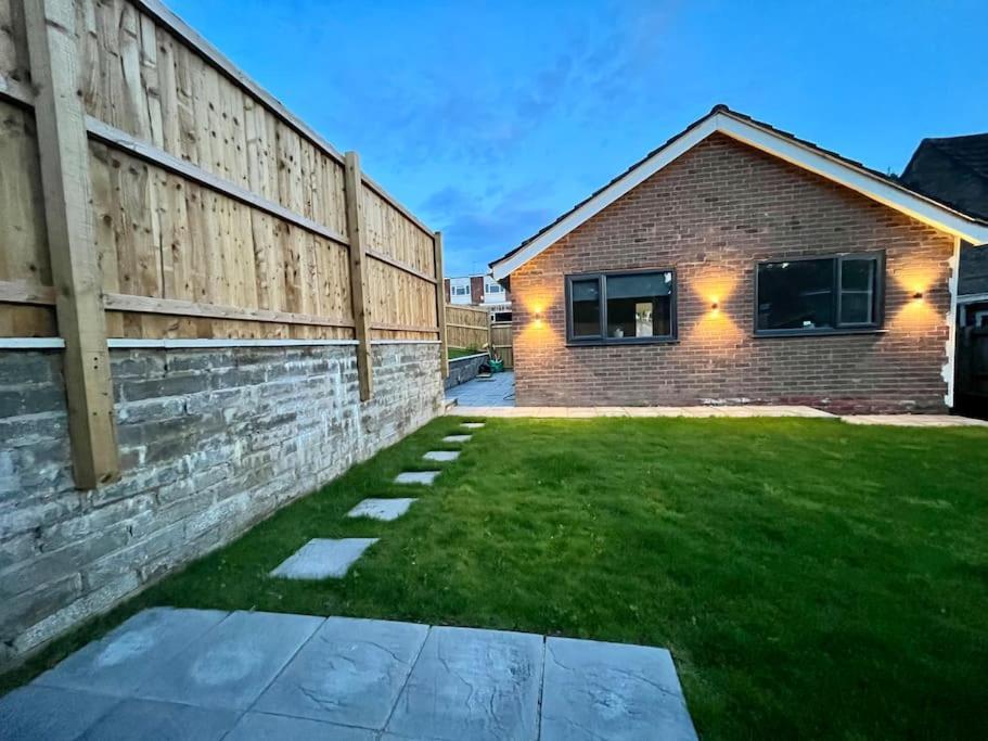 Modern Bungalow In Good Location Aberdulais Eksteriør billede