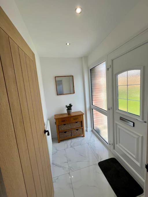 Modern Bungalow In Good Location Aberdulais Eksteriør billede